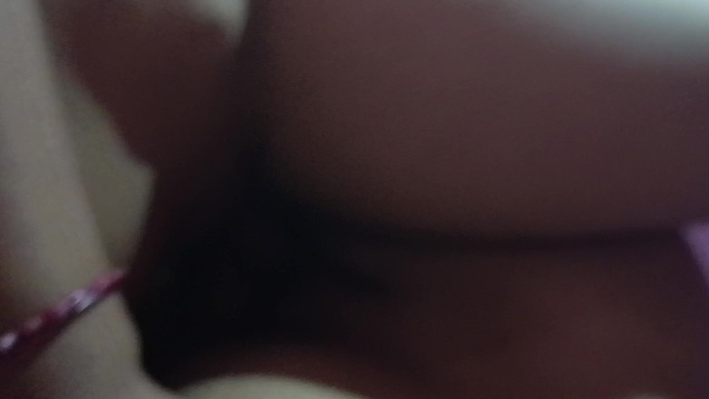 Raseed: 我把我的女朋友叫到我家，操了她，也亲吻了她，然后她紧紧地握住我的鸡巴，开始摇晃它，