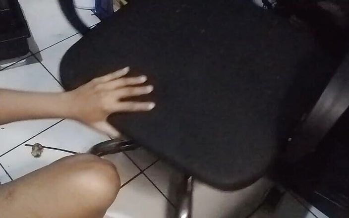 Lian Kulla: 怀孕9个月的邻居的妻子要求插入手指