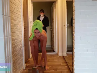 Hot Mom Meets Deliveryman Completely Naked