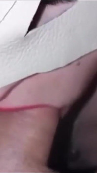 Wunderschöner sinnlicher blowjob von einer nachbarin in der toilette