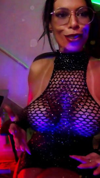 Brazilian Brunette Live: a Presence That Captivates