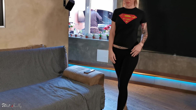 Wet Kelly: Primera vez masturbándose mientras alguien no me mira