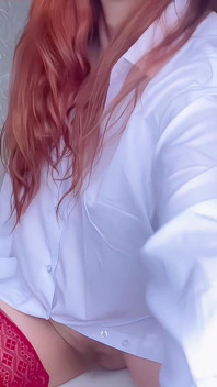 Cewek sange ini lagi asik merokok sambil pakai stoking merah