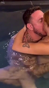Můj starší soused nemohl odolat a přišel mě ošukat do bazénu