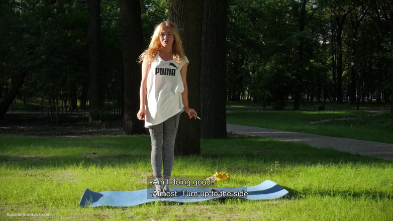 Russian Smokers: Sexy russa menina fumando cigarro relaxada ao ar livre