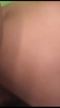 Diese blonde MILF verführt einen jungen typ mit seinem großen, harten schwanz und wird wie eine nymphomanin gefickt