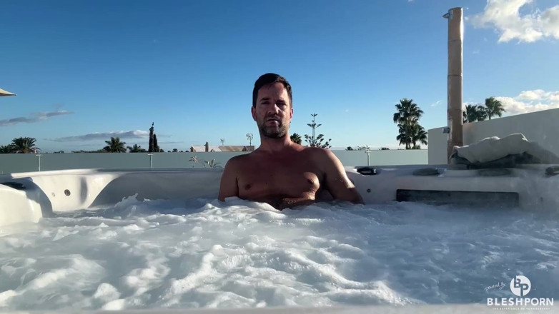 bleshporn: 泳池时间秀裸体