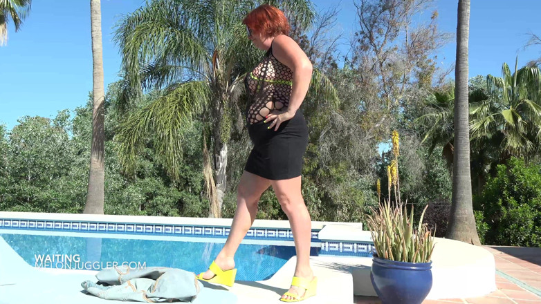 Melon Juggler: Bbw-milf JoJo wacht bij het zwembad op haar vriendje