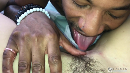 Carmen Valentina: Latina Carmen Valentina prende una melodia sulla figa da Bobby...