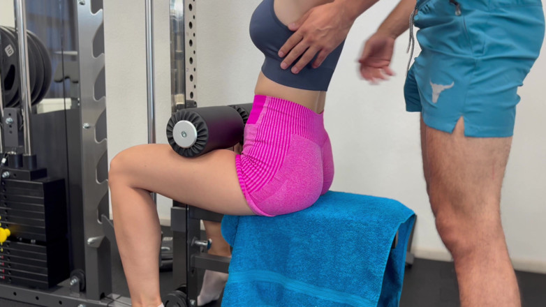 Naomi Pink: Naomi Pink Riceve Particolare Attenzione Dal Suo Allenatore Di Palestra