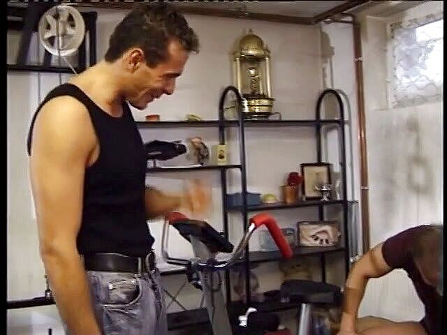 Gays Case: Ебарь сосет и трахается с окончанием на грудях в спортзале