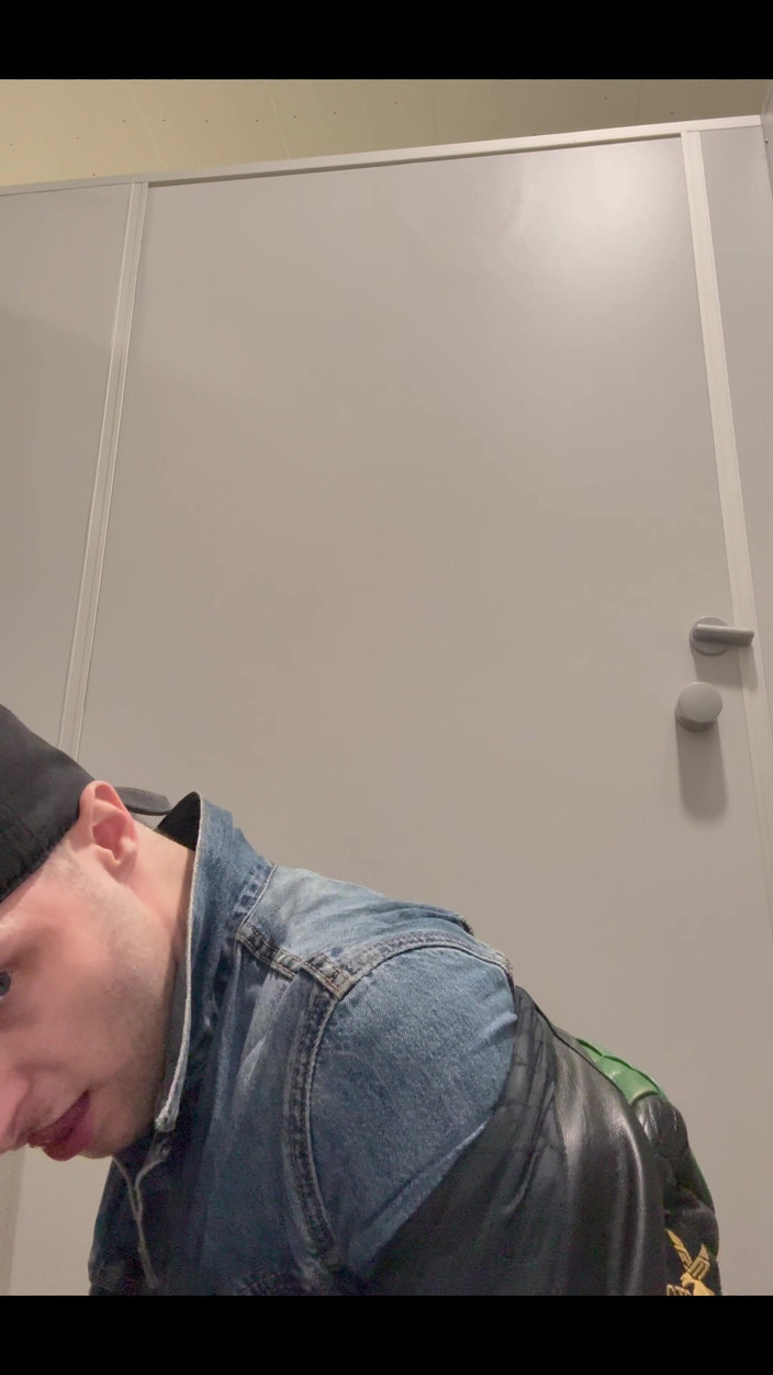 KinkySirius: Le skinhead gay Kinkysirius prend une douche dorée dans des...