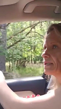 Stara seksowna autostopowicz dziwka z ulicy zerżnięta w lesie z, a następnie bez prezerwatywy