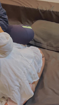 Podvádějící přítelkyně dostane její krémovou kundičku drsně ošukanou velkým černým pérem.