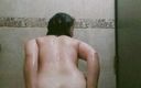 Eliza White: Jugando en la ducha