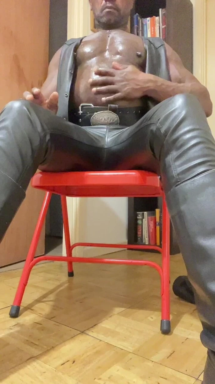 Black smoking muscle stepdad: 黑色肌肉烟雾涂油肚子和奶子乳头玩
