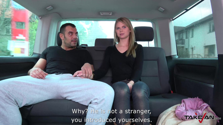 Take Van: Un inconnu offre un tour à une jolie blonde perdue et...