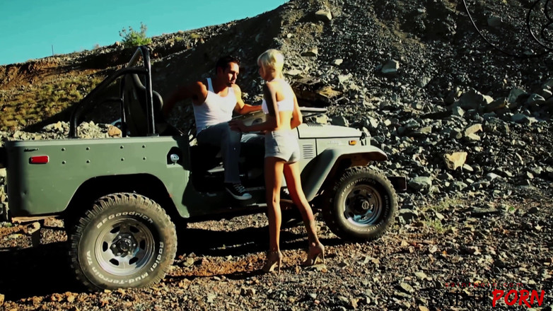 SaintPorn: Emma Mae cavalca un ragazzo eccitante in un jeep
