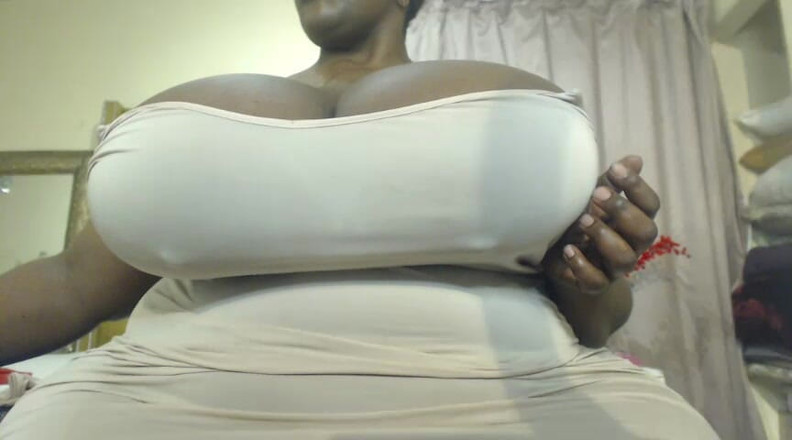 Legendary Booty Overdose: Şişman götlü iri güzel kadın meme ucuyla oynuyor