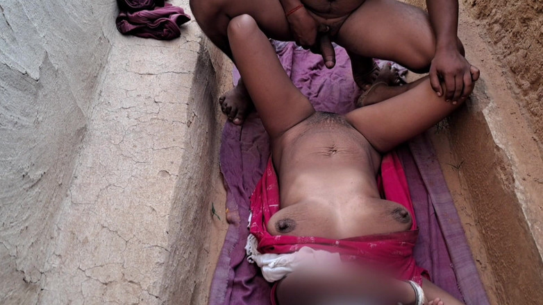 Trilokinath: Une bhabhi indienne s’amuse dehors