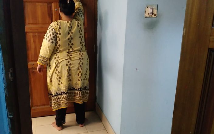 Aria Mia: Пакистанську красиву покоївку відтрахав пасинок індійського власника - дезі хінді секс
