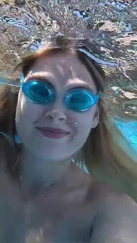 Nudo stuzzica in piscina e si masturba mentre lui guarda