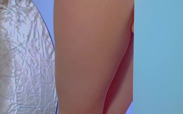 Little Dessert: セクシーなドレスとスニーカーでガラスのディルドで遊ぶカレッジデジ