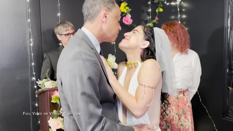Cliff Media: Gangbang em seu casamento - noiva prenhada no altar - Vanessa Cliff