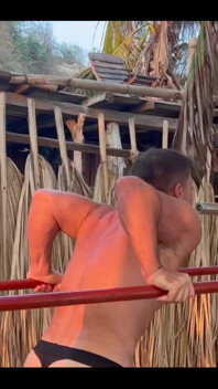 Dips pour triceps et épaules, entraînement nu à la plage