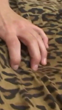 Milf mora con grandi tette seduce l'uomo con un grosso cazzo duro e viene scopata