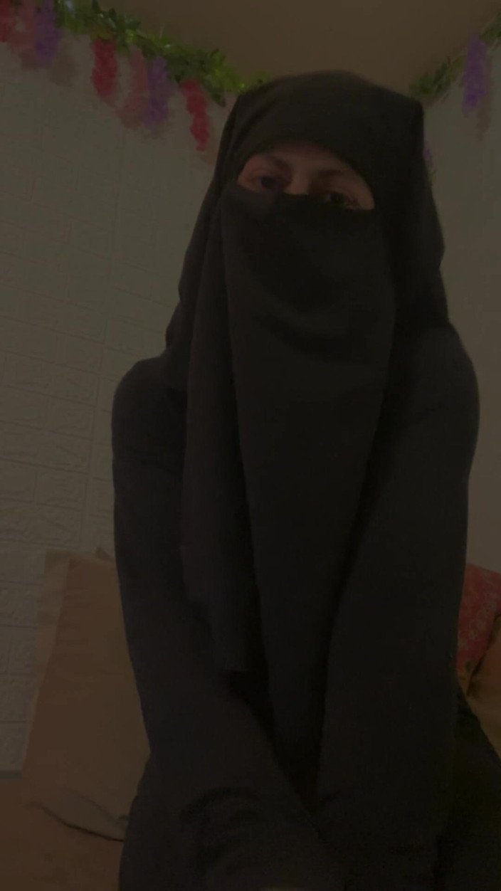MiaNIqab: Mia niqab lagi asik ngentot memek dan pantatku pakai dildo...