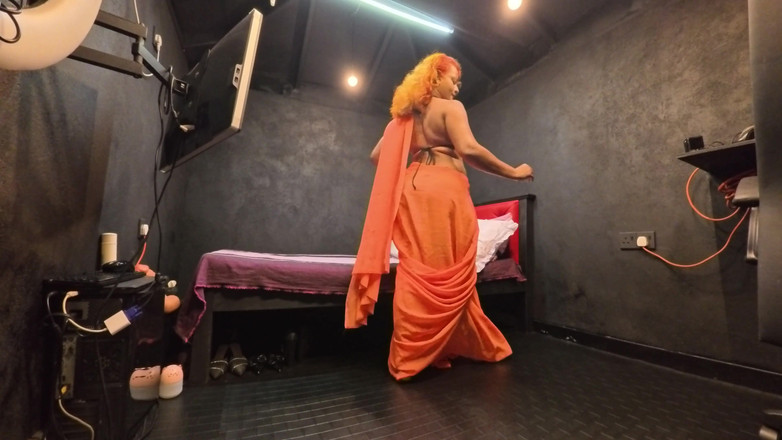 Beauty7Angels: 누드 거유 여왕 Nilmini Sheron과 함께하는 Saree 시도