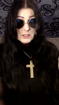 MILF Halloween Ozzy Cosplay merokok