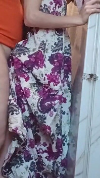 Matka mého manžela mě šuká, když jsme doma sami
