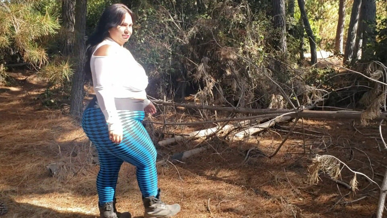 Riderqueen: Une belle-mère blanche marche dans la forêt avec un gros...