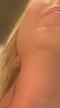 MILF blonde dijolok dan dikongkek keras hingga orgasme