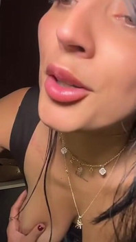 Laina Seks Doğal Göğüsler Canlı Amcığını Gösteriyor