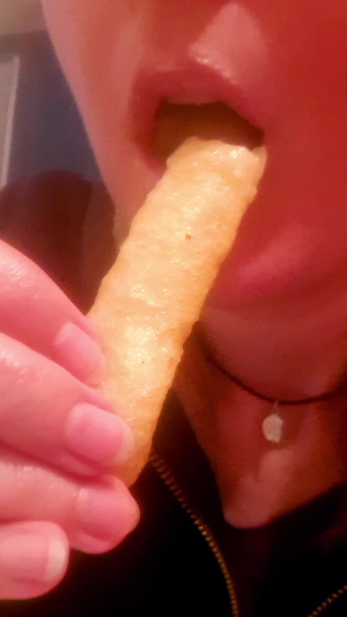 Ana Liz: La ragazza kinky succhia le patate