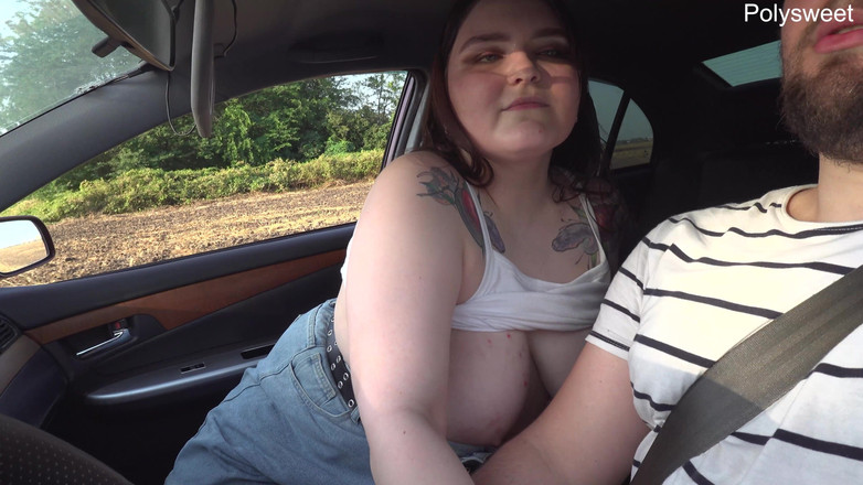 Polly Sweet: 车里的女人玩弄——胸部、腿，公共场合