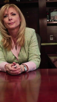 Nina Hartley och Pepper Kester har het lesbisk sex på kontoret