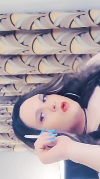 Resmi Kylie lateks giyiyor ve 120'lerin seksi sigara içiyor