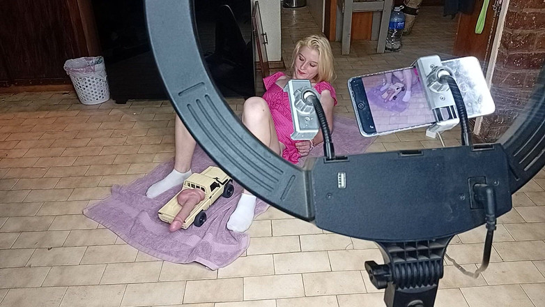 18blondteen: RC auto con dildo scopa figa calda bionda di 19 anni