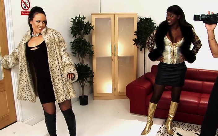 FapFlare: Jasmine webb और lucy love अधोवस्त्र वाली तीन लोगों वाली चुदाई में रात को गर्म करती है