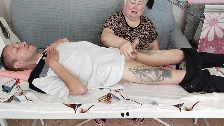 Zona901: Vriendin zuigt en trekt mijn lul af op de massagetafel...