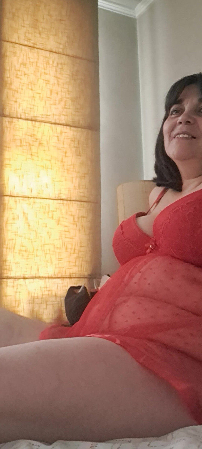 Mommy big hairy pussy: La matrigna in una sexy videocamera rossa