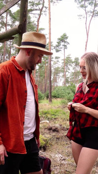 Tyska vältränade glasögon flicka med stora tuttar knullar främling och låt honom komma i henne