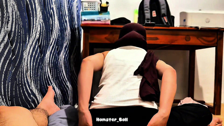 Hamster_Ball: Blowjob von einem malaysischen muslimischen MILF-hausmädchen im regen