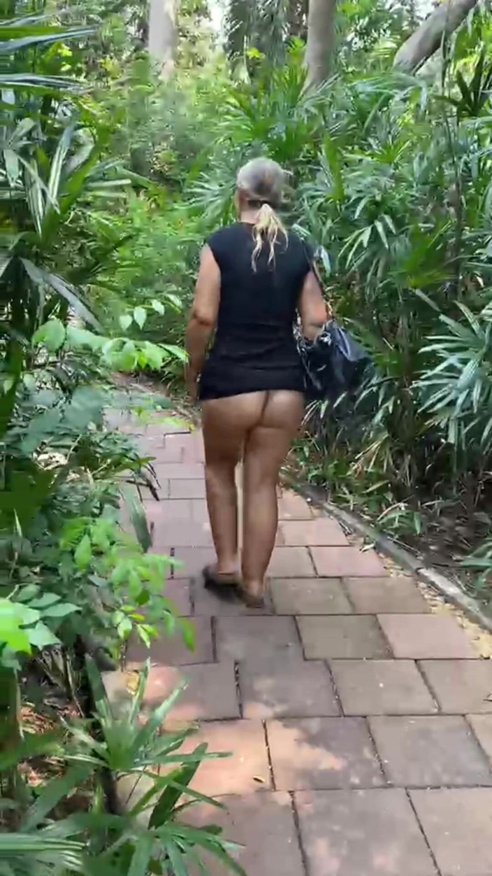 fat fuck cunt: あの女は新鮮な空気が必要だ