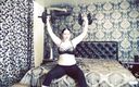 Goddess Misha Goldy: Exercices intenses et foulage et lutte avec de gros poids