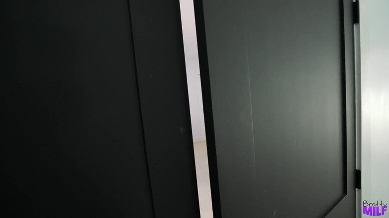 BrattyMilf: Ini Akan Menjadi Kamu atau Orang Asing - S8:e1